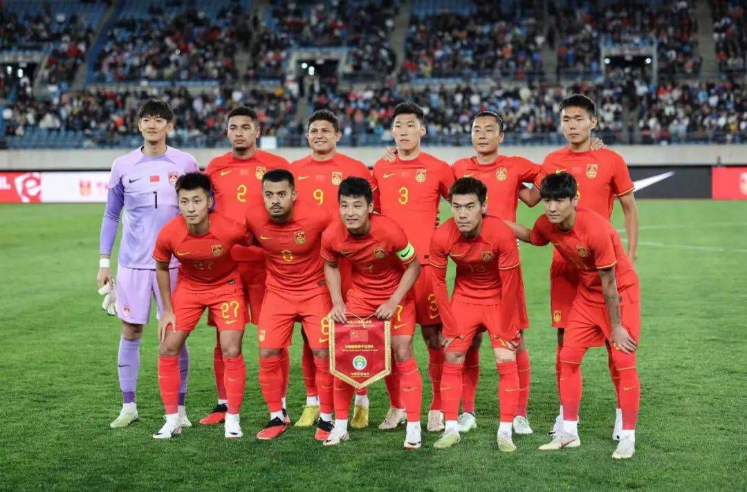 德劳伦蒂斯与那不勒斯教练组在试图全力说服泽林斯基留队，但显然尤文和国米的追求对他的续约起到了一定的影响。